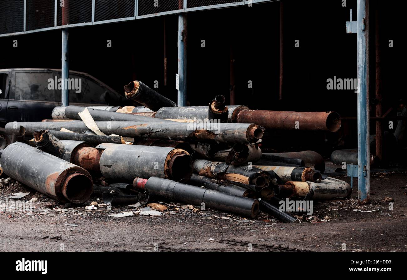 Alte gebrauchte Vergasungsrohre werden in Stücke geschnitten und leben in einem Haufen. Verwendung von Metallabfällen. Stockfoto