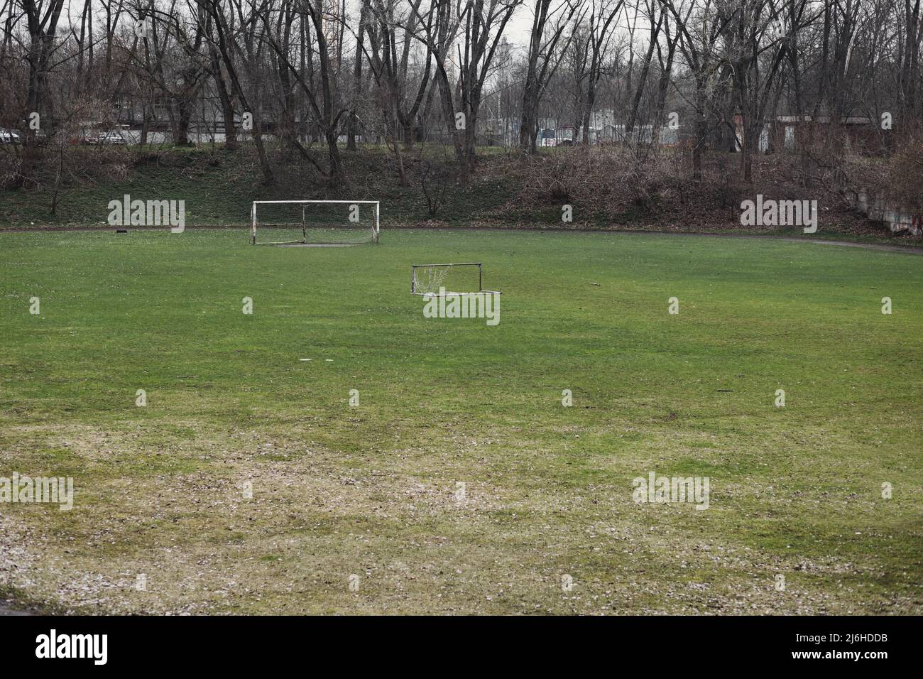 Verlassene Fußballplatz in rustikalem Bereich. Nostalgie-Konzept. Keine Menschen. Ausschlusszone Stockfoto