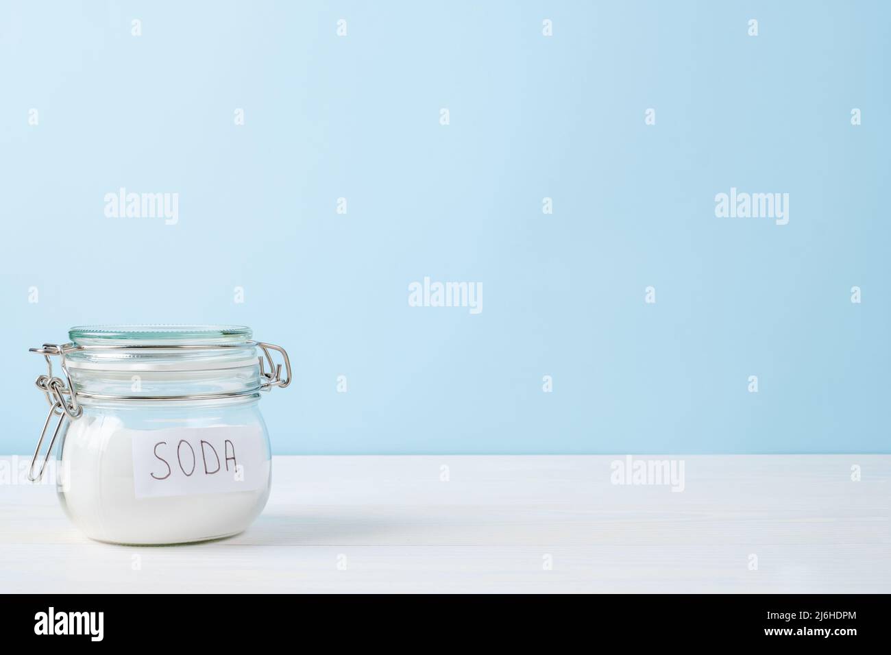 Glas Soda auf blauem Hintergrund, Platz für Text. Das Konzept organischer Fleckentferner. Hochwertige Fotos Stockfoto