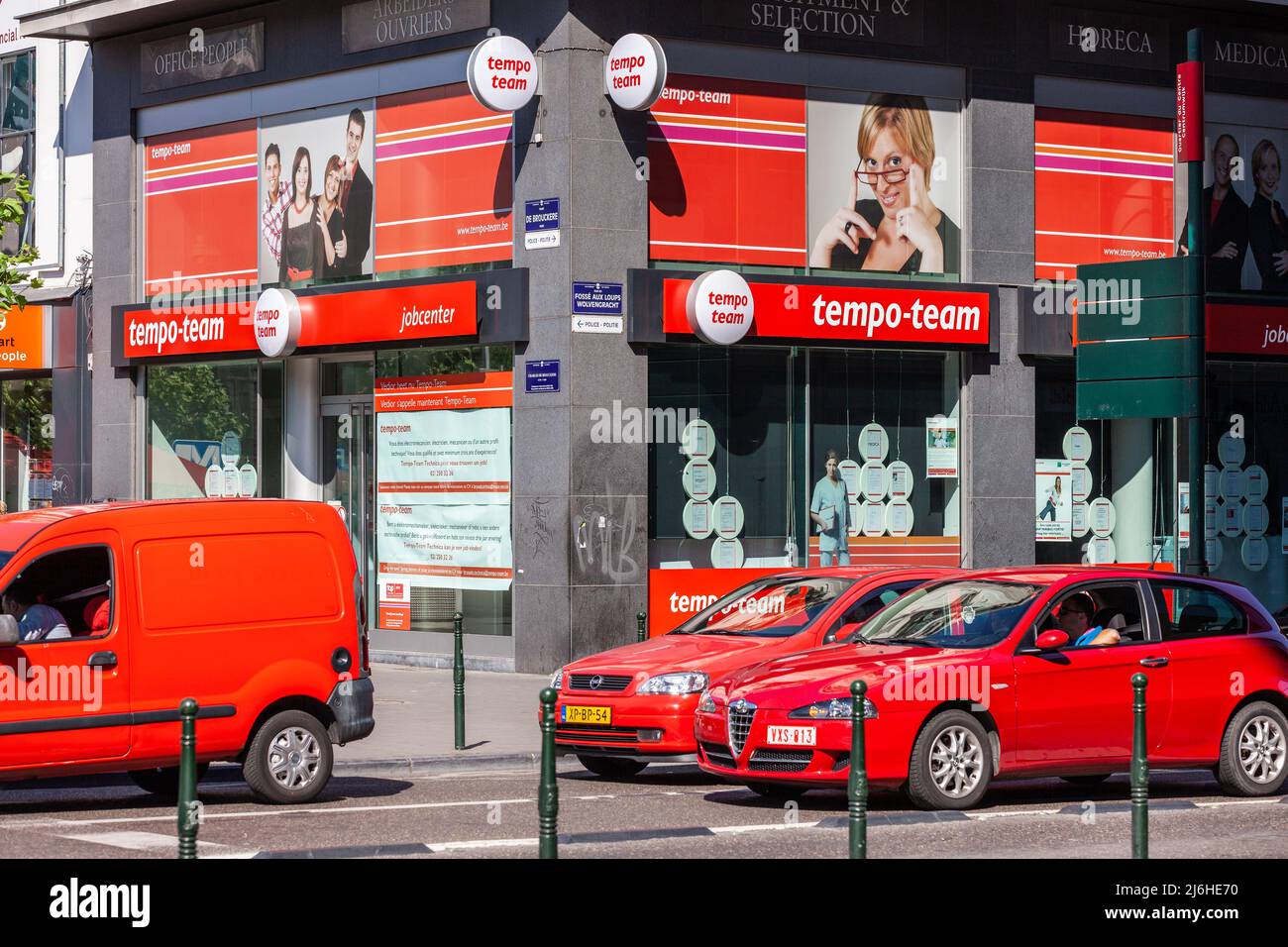 Rote Ecke: Drei rote Autos in einer roten Umgebung. Brüssel. Stockfoto