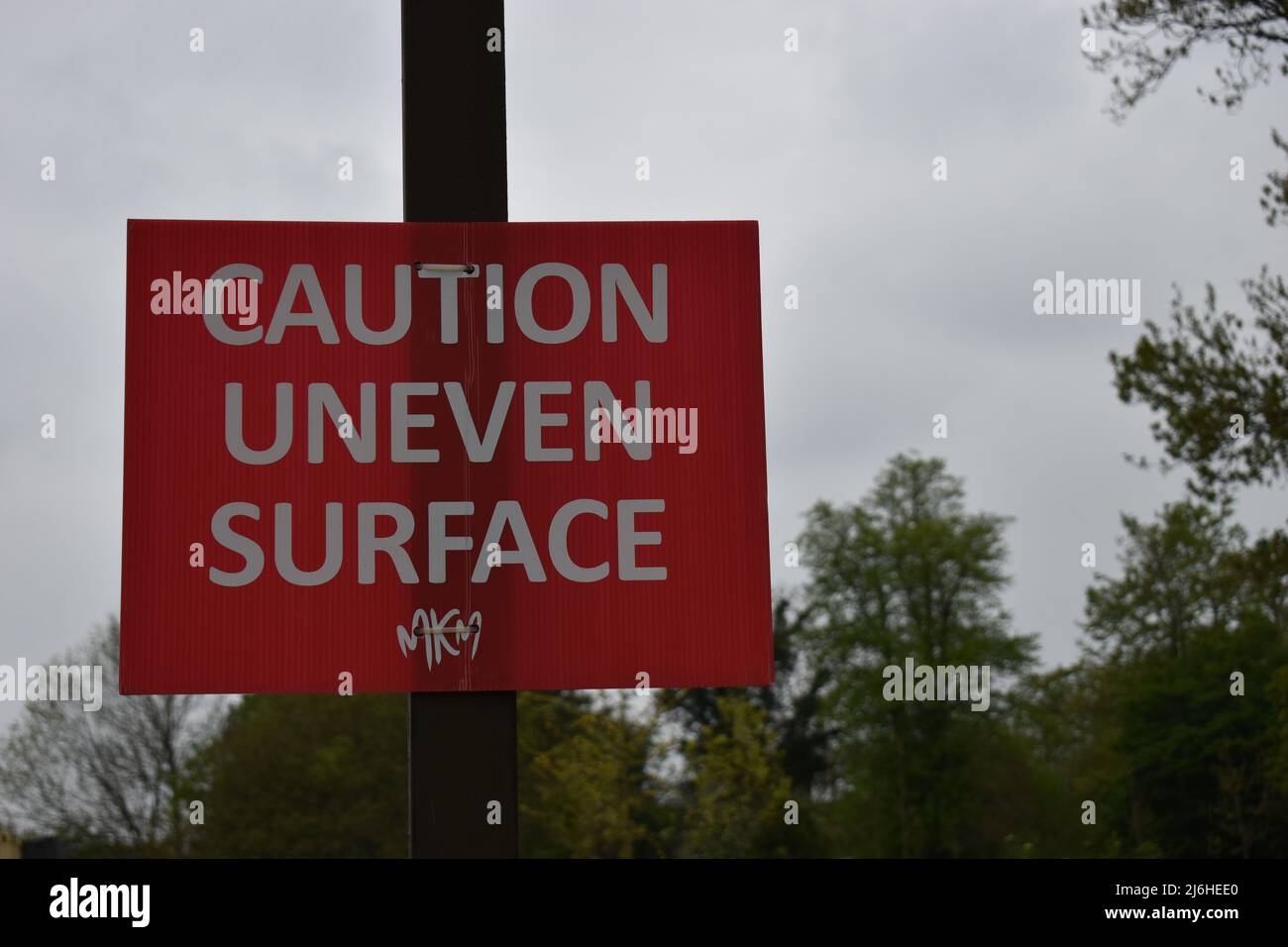 Straßenschild: 'Vorsicht unebene Oberfläche' mit Copyspace. Stockfoto