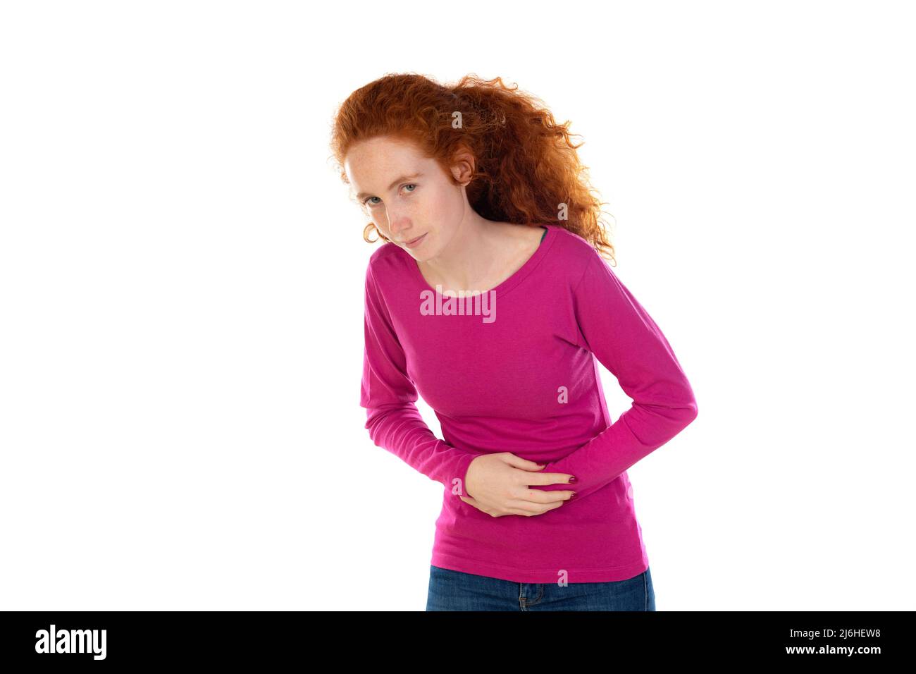Frau trägt Casual T-Shirt auf dem Hintergrund leiden Bauchschmerzen mit schmerzhafter Grimasse, Gefühl plötzlichen Periode Krämpfe, Gynäkologie Konzept isoliert auf w Stockfoto