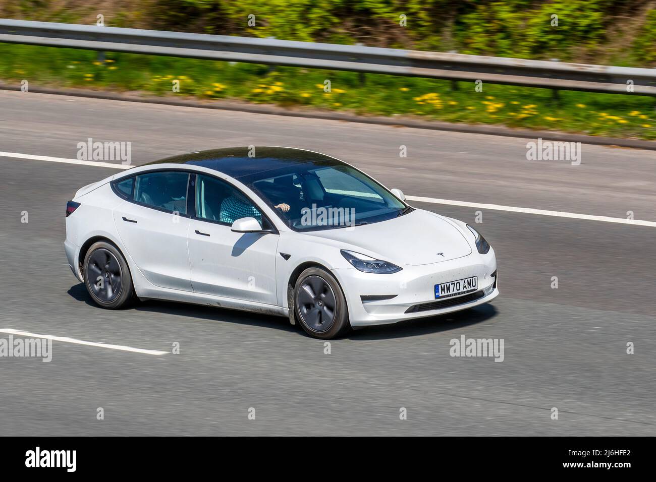 2020 weiße Tesla Model 3-Serie Elektrizität in Standardausführung Stockfoto