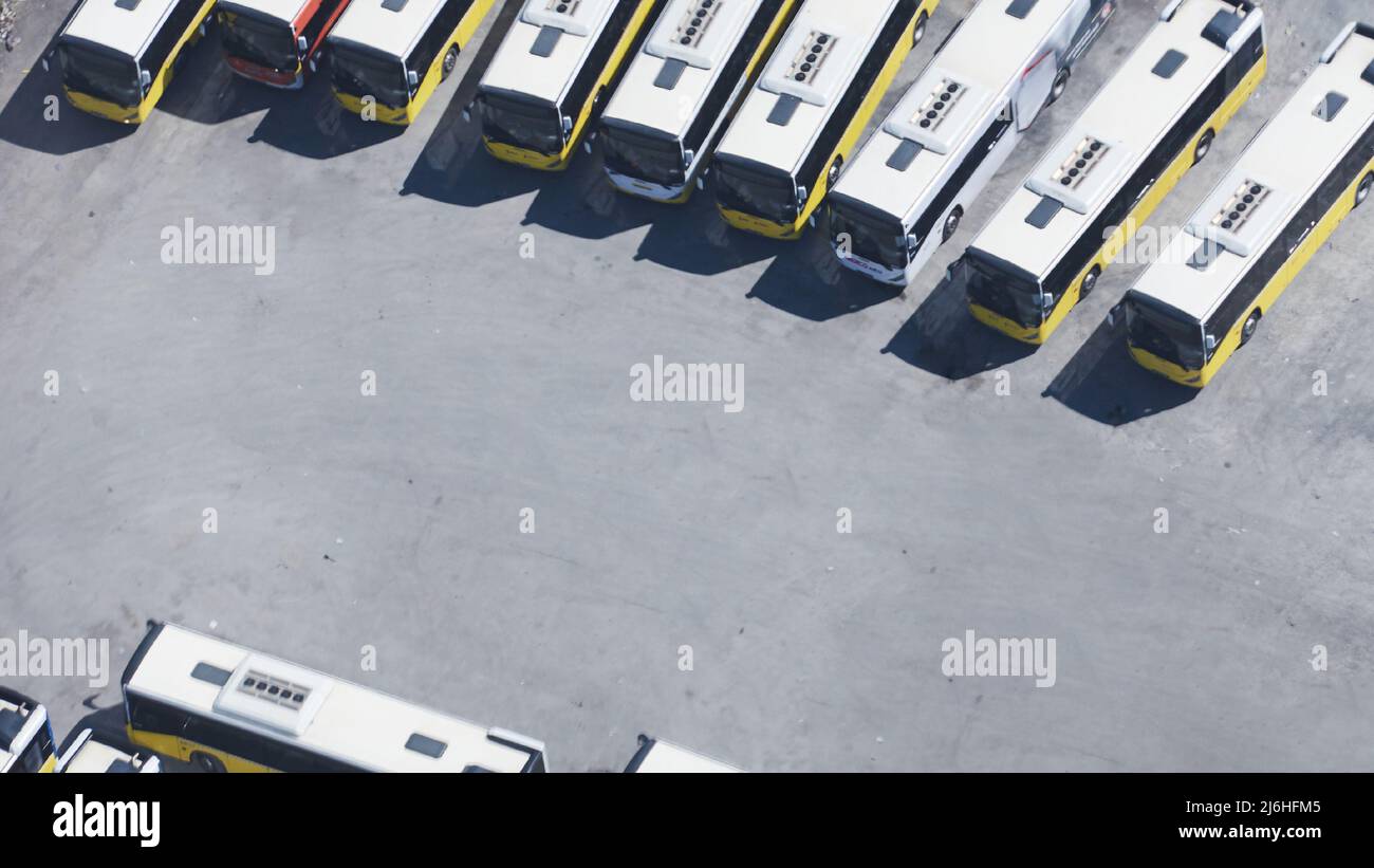Luftaufnahme Der Vogelperspektive Aufnahme Des Busbahnhofs, Der Aufgereiht Und Mit Bussen Gefüllt Ist Stockfoto