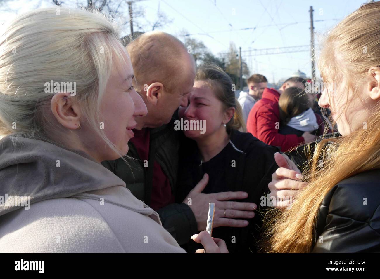 ODESA, UKRAINE - 25. APRIL 2022 - Eine Frau reagiert, als sie Auf Wiedersehen vor dem Abflug eines Evakuierungszuges sagt, der Menschen auf der Flucht vor der Rus bringen wird Stockfoto