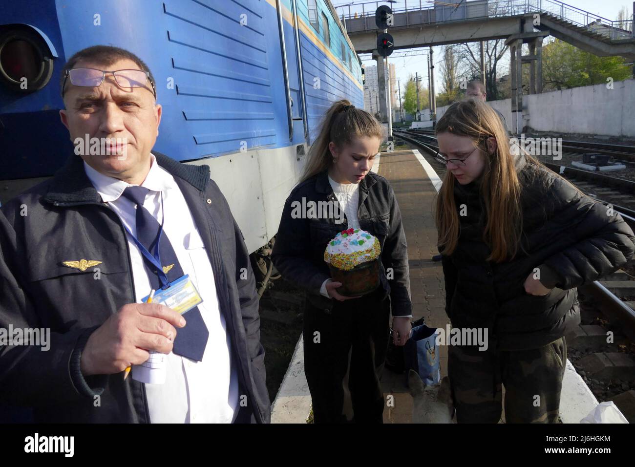 ODESA, UKRAINE - 25. APRIL 2022 - zwei Frauen und ein Steward bleiben auf dem Bahnsteig, bevor ein Evakuierungszug nach Przemysl, Polen, für pe abfährt Stockfoto