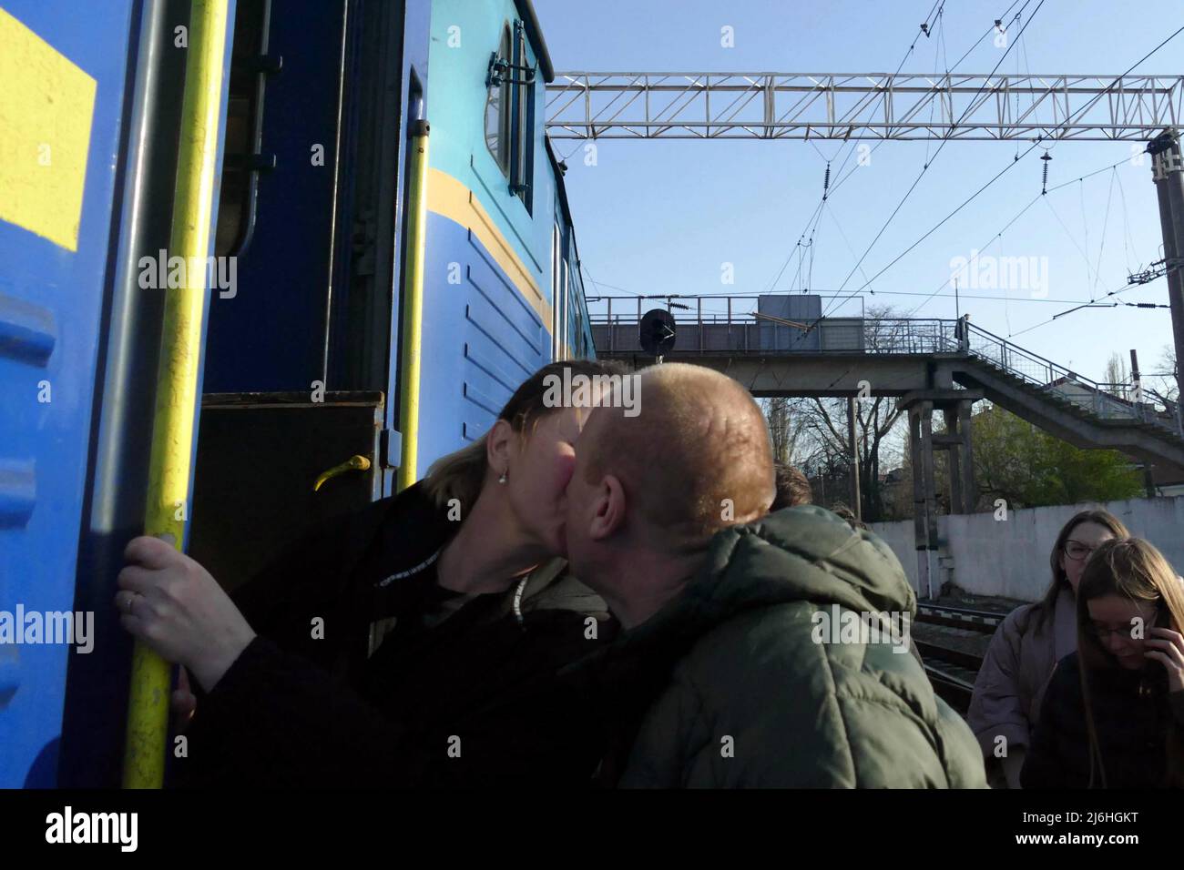 ODESA, UKRAINE - 25. APRIL 2022 - Ein Mann und eine Frau küssen Auf Wiedersehen vor dem Abflug eines Evakuierungszuges, der Menschen auf der Flucht vor den Russen mitnehmen wird Stockfoto
