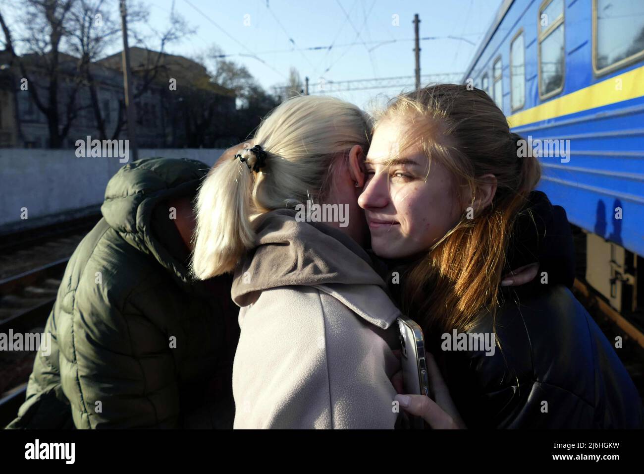 ODESA, UKRAINE - 25. APRIL 2022 - Frauen teilen sich eine Umarmung vor dem Abflug eines Evakuierungszuges, der Menschen auf der Flucht vor dem russischen Invasio mitnehmen wird Stockfoto
