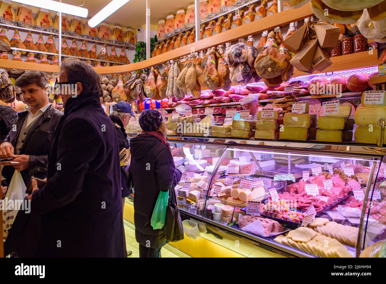 Geschäft mit Käse und Schinken in Bologna, Italien Stockfoto