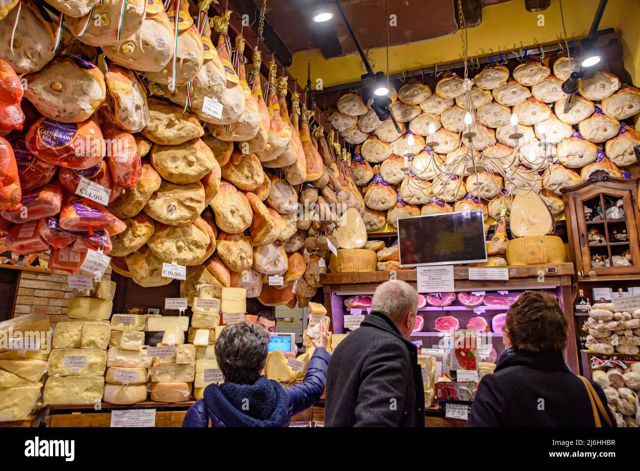 Geschäft mit Käse und Schinken in Bologna, Italien Stockfoto