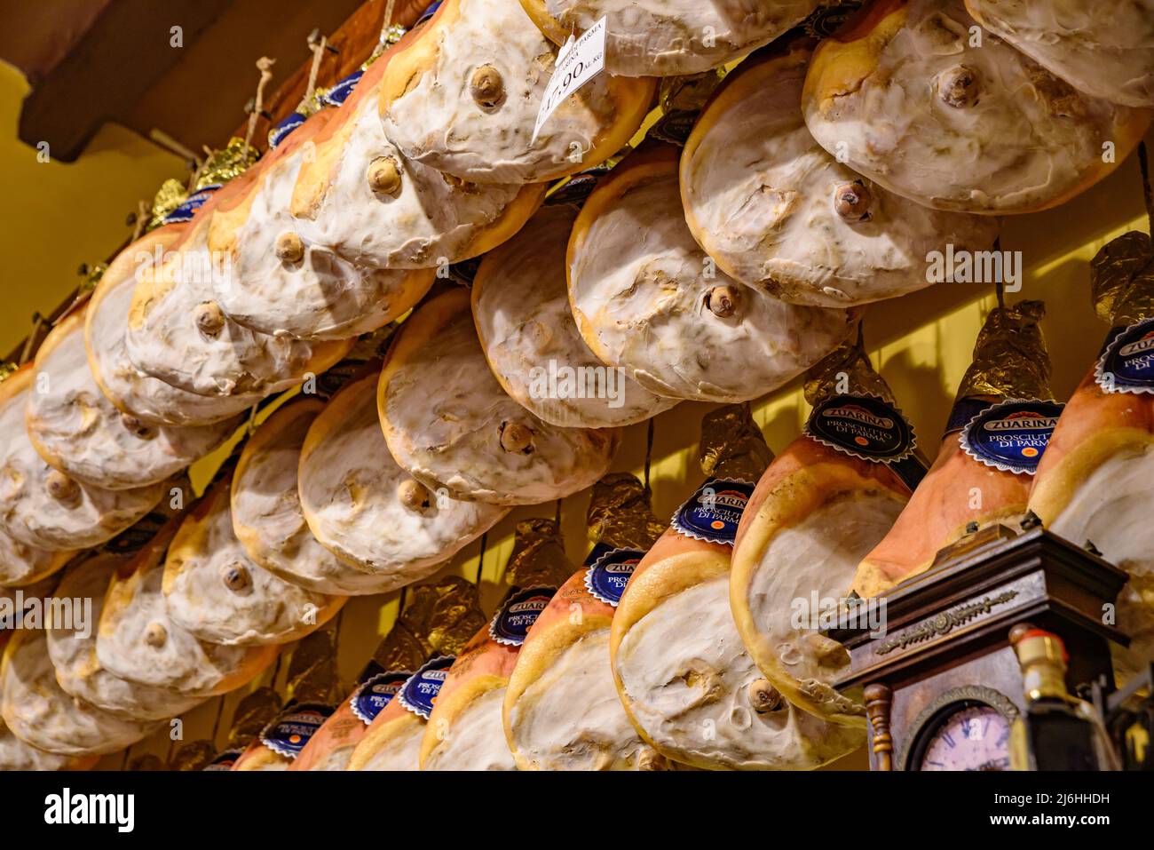 Trocken ausgehärteter Prosciutto im Laden in Bologna, Italien Stockfoto