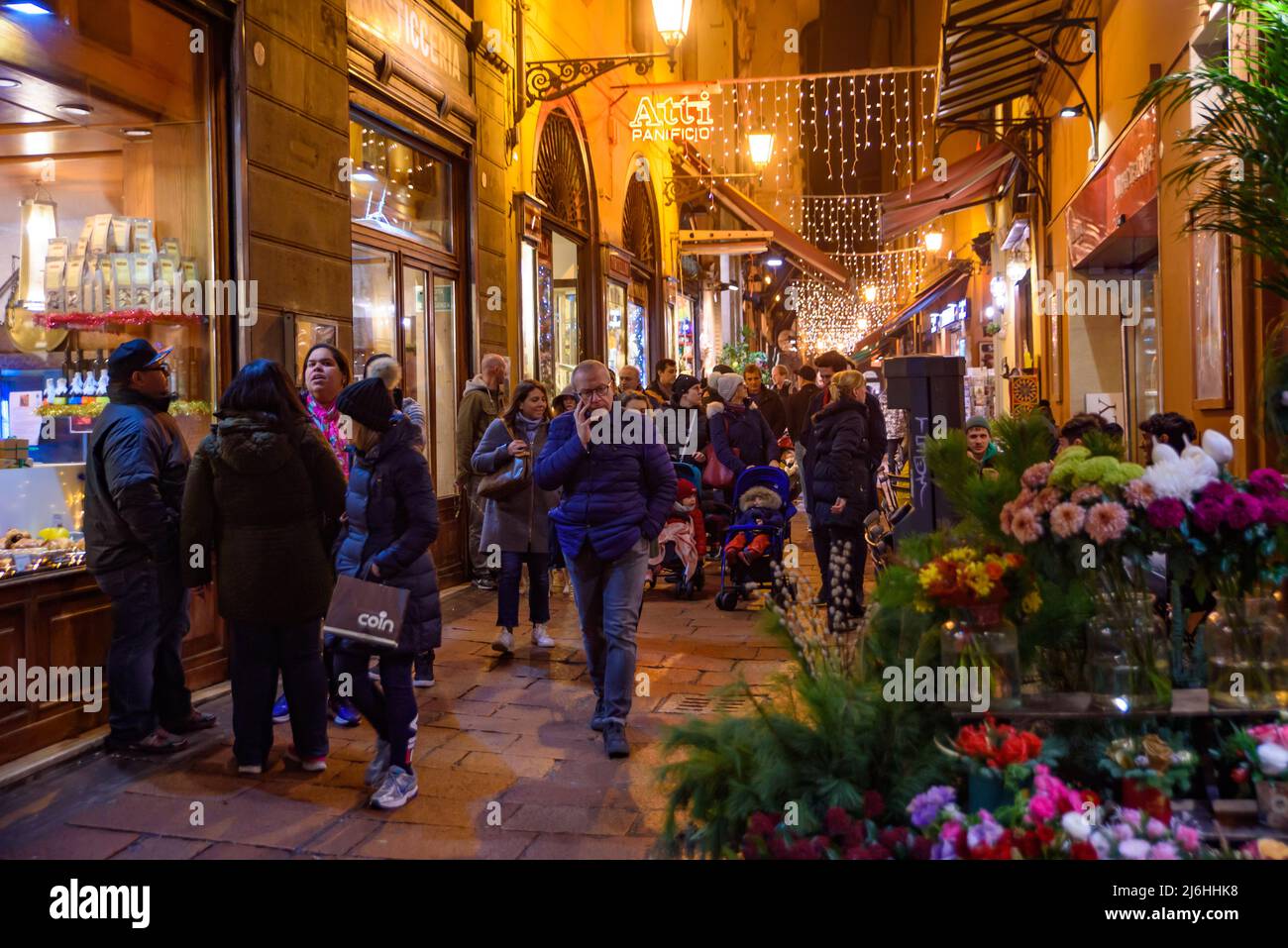 Menschen, die auf der Straße in der Altstadt von Bologna, Italien, spazieren gehen Stockfoto