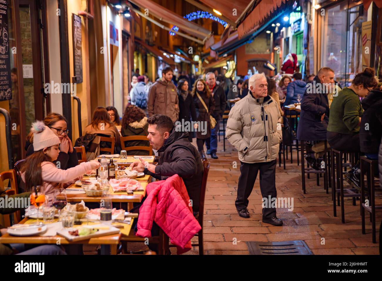 Menschen essen und trinken auf der Straße in Bologna, Italien Stockfoto
