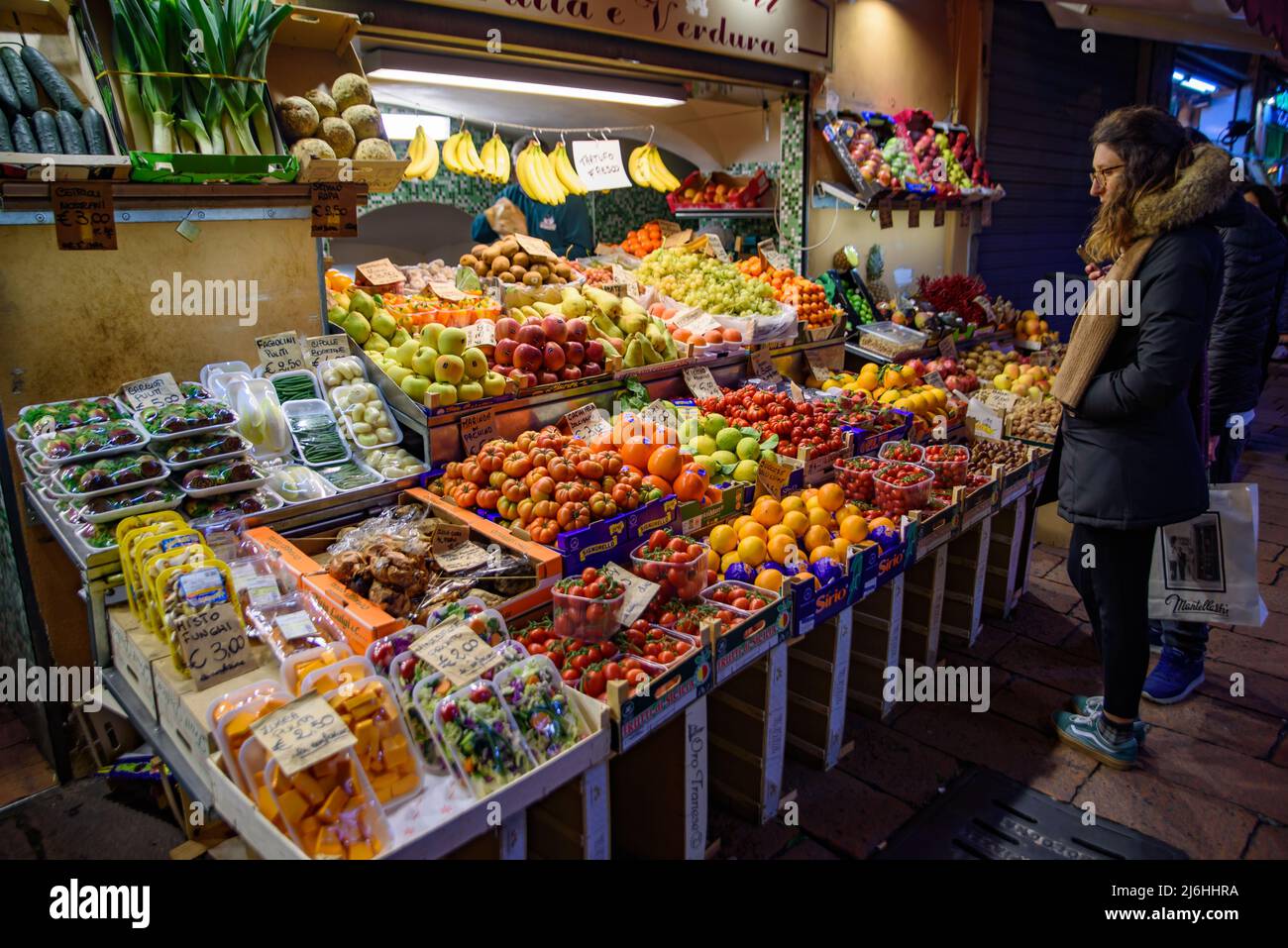 Gemüse- und Obststand in Bologna, Italien Stockfoto