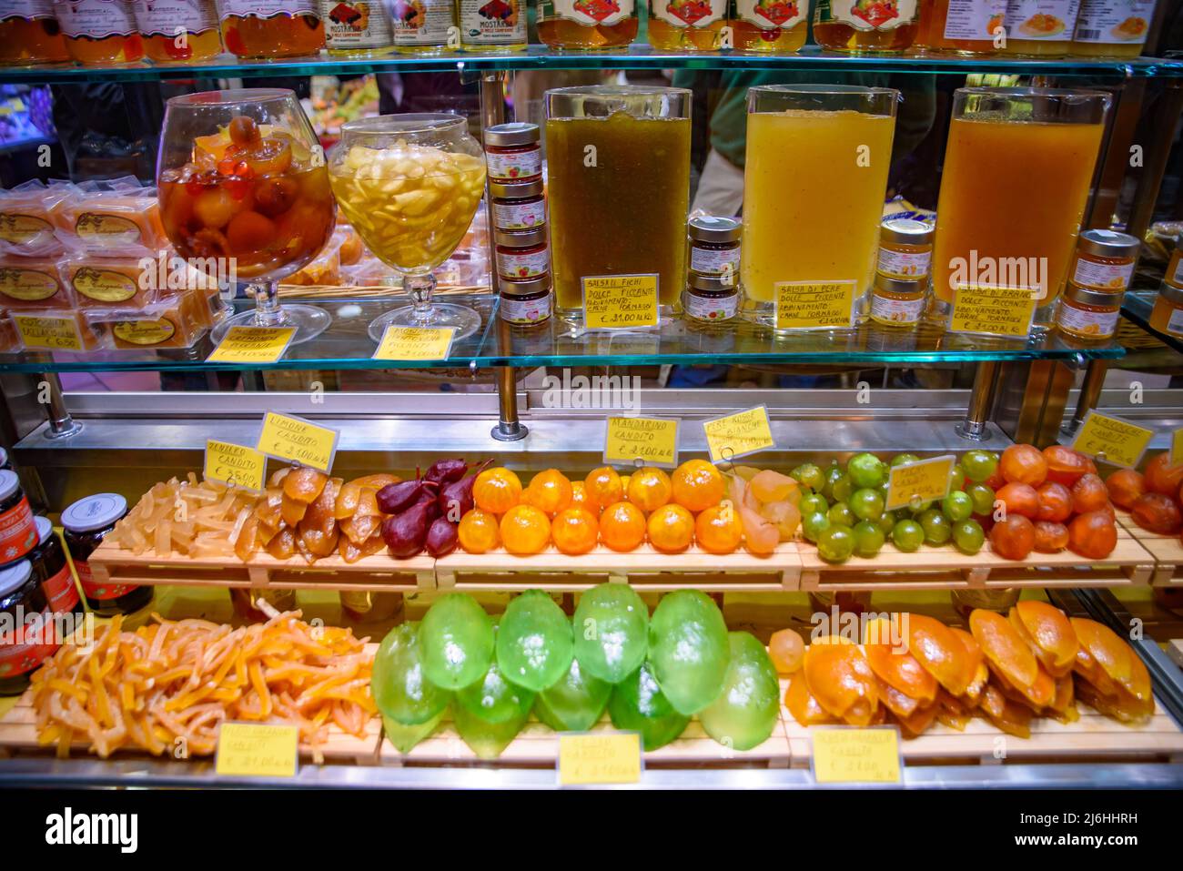 Bunte kandierte Früchte für den Verkauf in einem Geschäft in Bologna, Italien Stockfoto