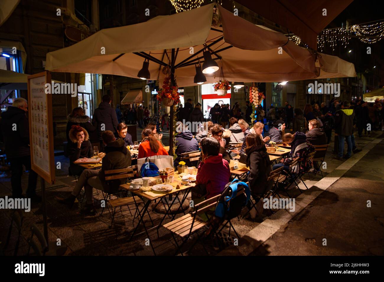 Menschen essen und trinken auf der Straße in Bologna, Italien Stockfoto