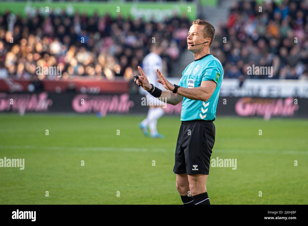 Herning, Dänemark. 01., Mai 2022. Schiedsrichter Morten Krogh gesehen während des Superliga-Spiels 3F zwischen dem FC Midtjylland und dem FC Kopenhagen in der MCH Arena in Herning. (Foto: Gonzales Photo - Morten Kjaer). Stockfoto