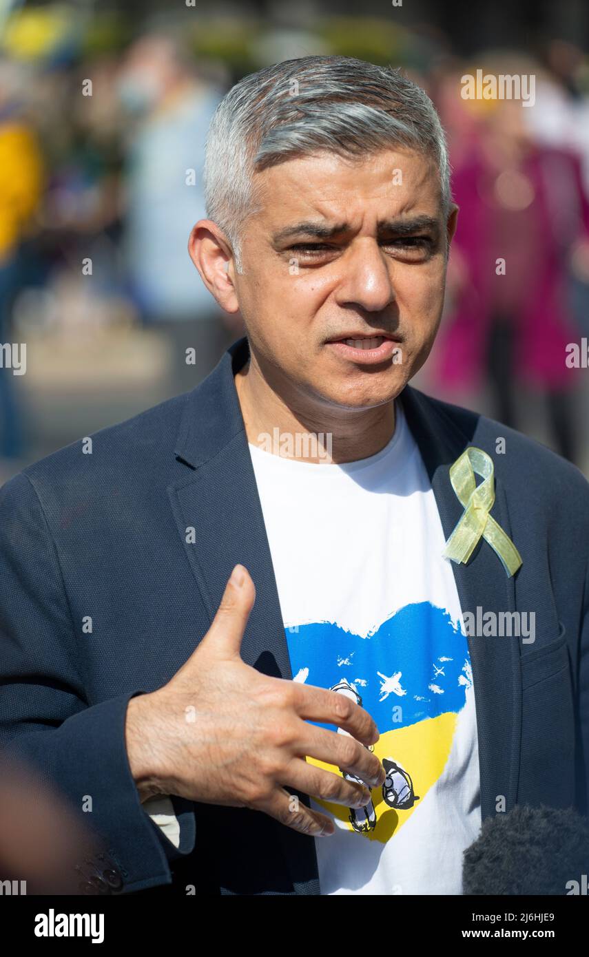 Der Londoner Bürgermeister Sadiq Khan steht vor der Londoner Ukraine-Demonstration, London, aus Protest gegen die russische Invasion von Präsident Wladimir Putin in der Ukraine. Stockfoto