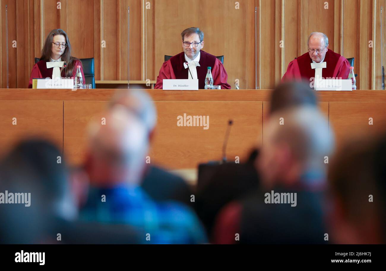 02. Mai 2022, Sachsen, Leipzig: Richterin Martina Eppelt (l-r), Vorsitzender Richter Richard Häußler und Richter Stefan langer sitzen vor Beginn der Verhandlung vor dem Bundesverwaltungsgericht. Das Bundesgericht befasst sich mit den Fällen zweier Bundeswehrbeamter, die die Impfung gegen das Coronavirus ablehnen. Das Verteidigungsministerium hatte die Covid-19-Impfung seit dem 24. November 2021 als obligatorisch aufgenommen. Die beiden Männer berufen sich auf ihr Grundrecht auf körperliche Unversehrtheit und haben Klage gegen sie erhoben. Foto: Jan Woitas/dpa Stockfoto