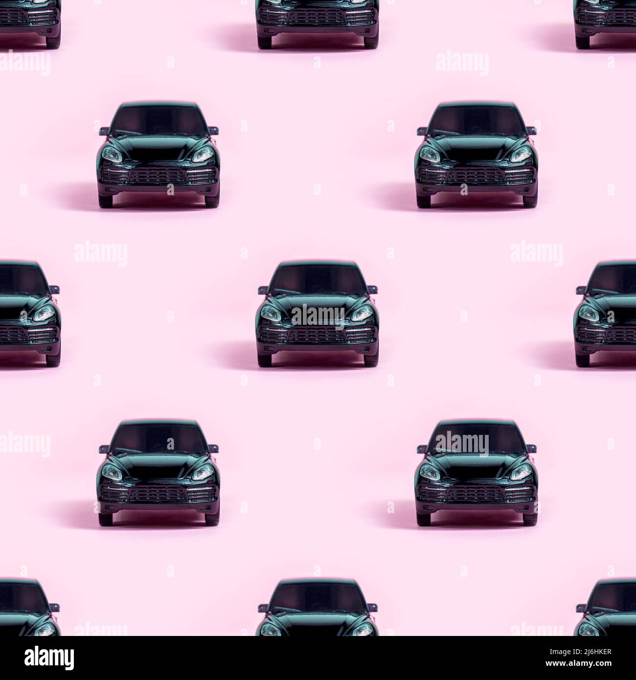 Kleine schwarze Auto Spielzeug Modell vorne wiederholen nahtlose Muster auf hellrosa Hintergrund. Stockfoto