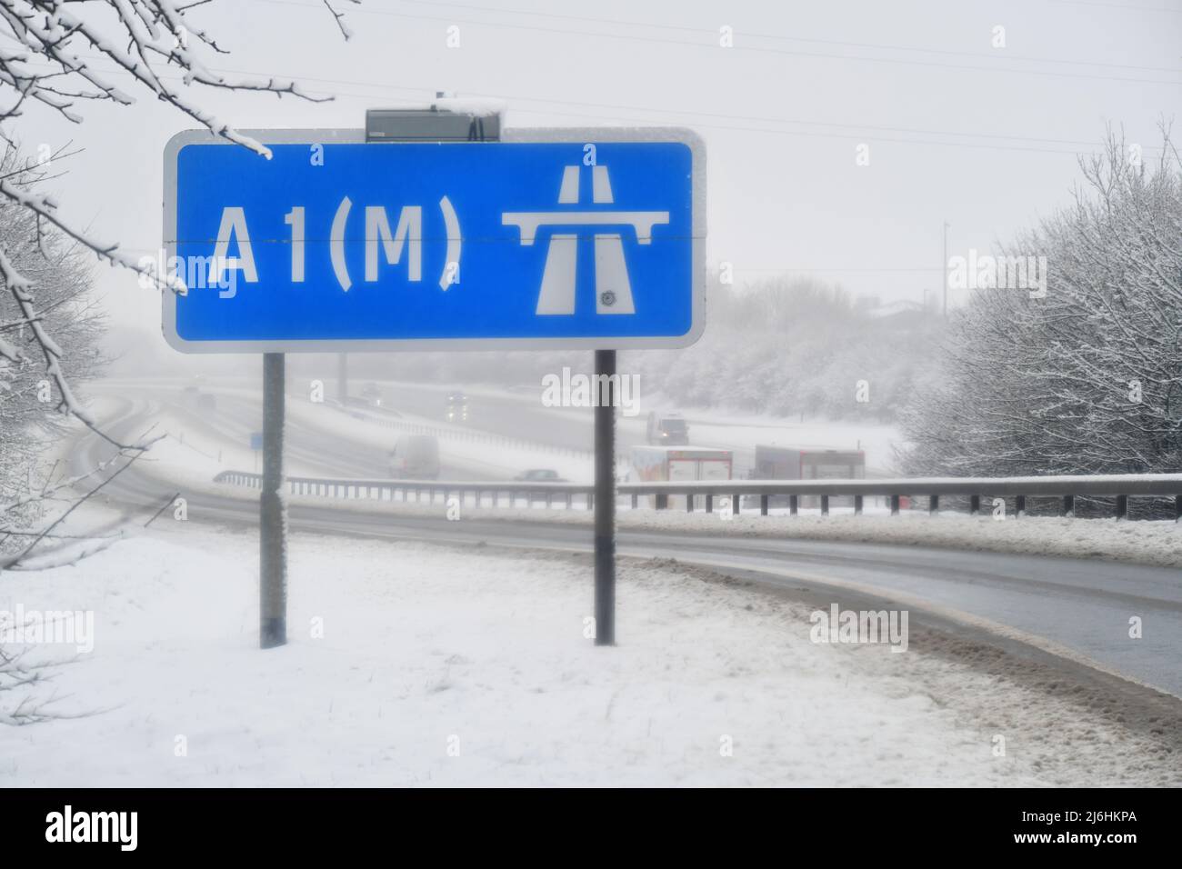 A1(M) Straßenschild im Winterschnee Bramham Crossroads Leeds Yorkshire Vereinigtes Königreich Stockfoto