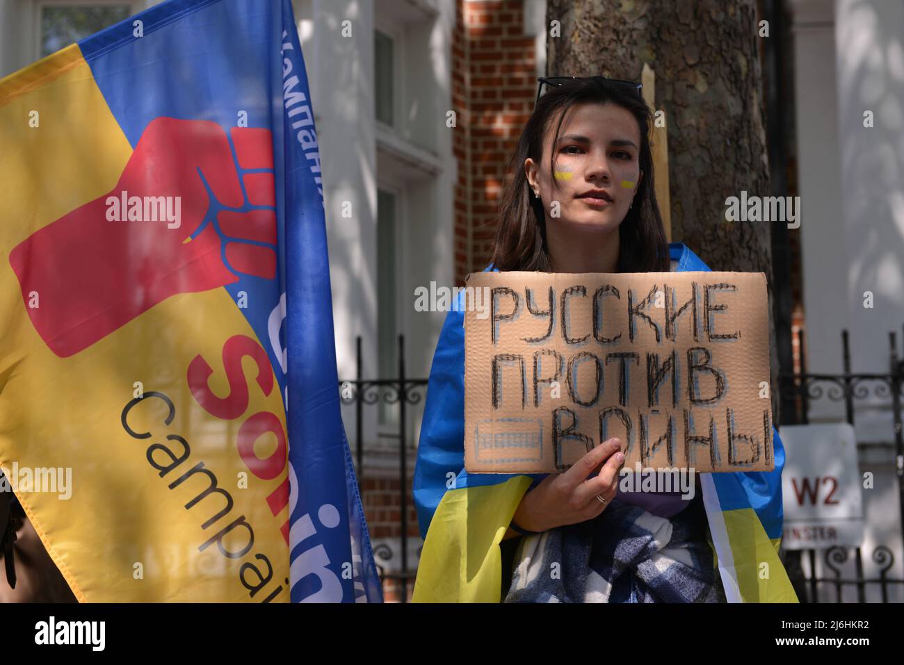 Der Protestierende hält während der Kundgebung ein Plakat. Die Russen protestierten in Solidarität mit der russischen Antikriegsbewegung und für die Freilassung politischer Gefangener vor der russischen Botschaft in London. Stockfoto