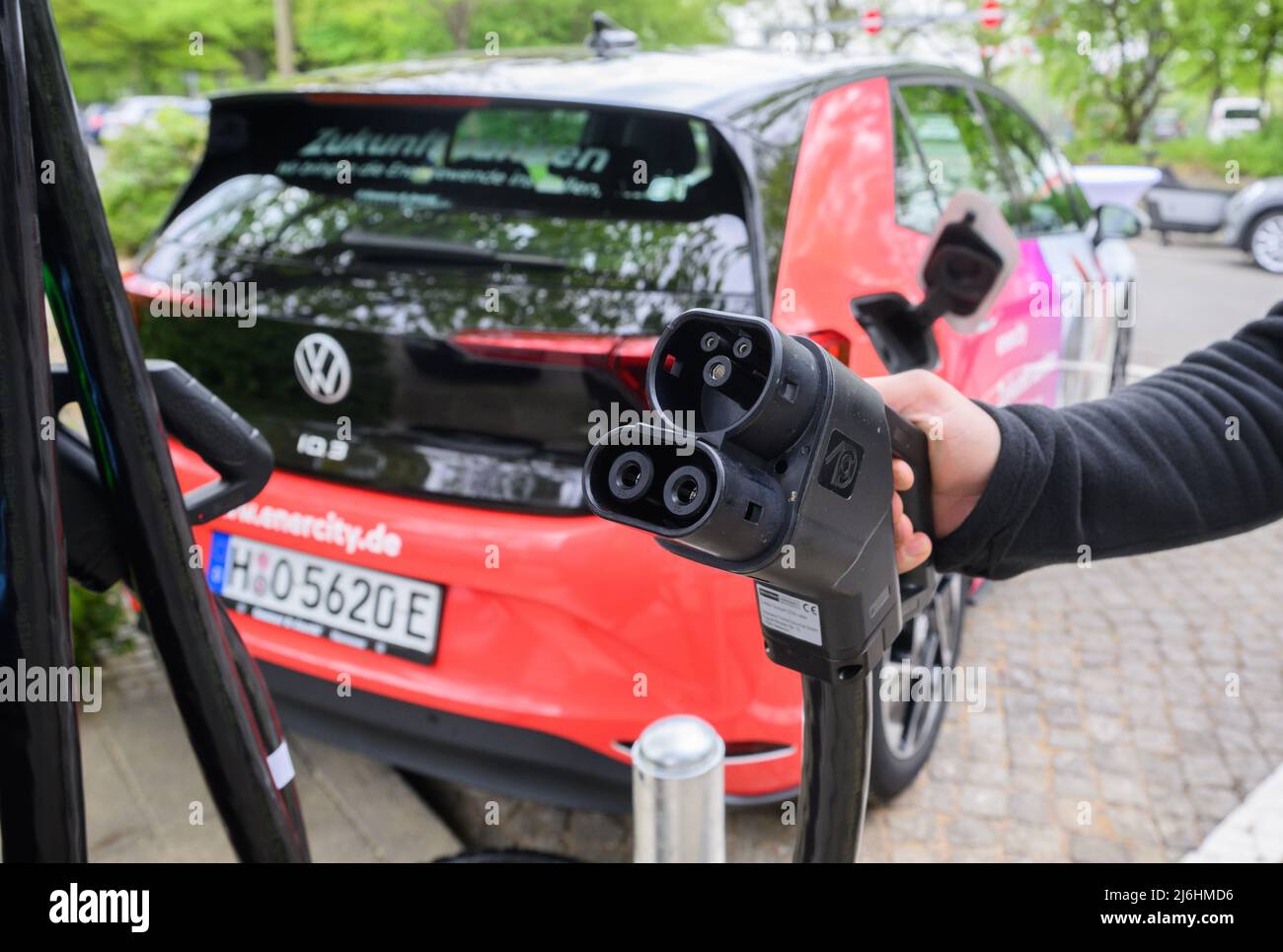 02. Mai 2022, Niedersachsen, Hannover: Ein Elektroauto lädt an einer neuen Schnellladestation im Rahmen einer Presseveranstaltung. Hannover verfügt heute über das dichteste öffentliche Ladeletz für E-Autos unter den deutschen Großstädten mit mehr als einer halben Million Einwohnern, so der Energieversorger enercity. Anfang April standen in der niedersächsischen Landeshauptstadt 728 allgemein zugängliche Ladestationen zur Verfügung. Foto: Julian Stratenschulte/dpa Stockfoto