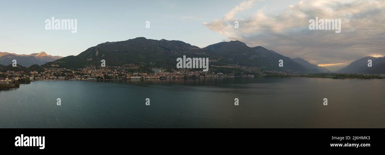 Luftaufnahme des Iseosees bei Sonnenaufgang, Panorama der ganzen Stadt von lovere, die entlang des Sees verläuft, Bergamo Italien. Stockfoto