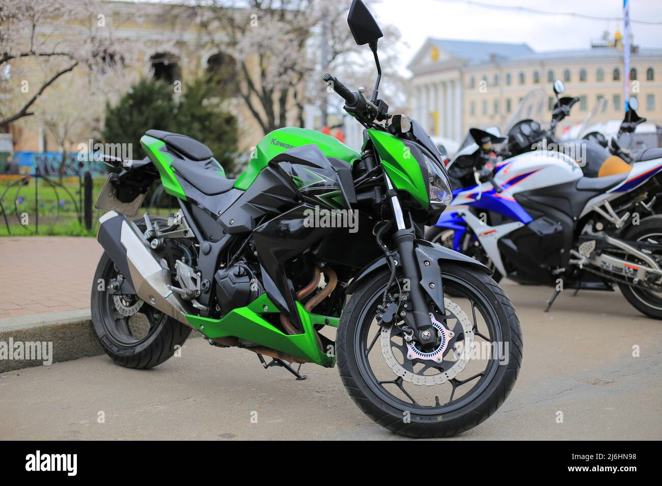Motorrad Kawasaki Z250SL auf der Straße Stockfoto