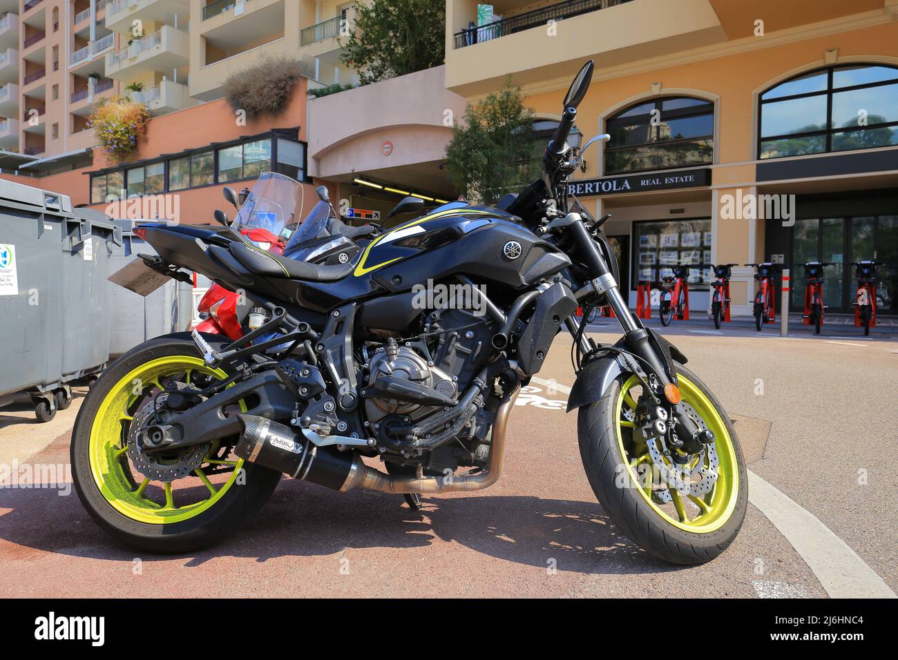 Motorrad Yamaha MT auf der Straße Stockfoto