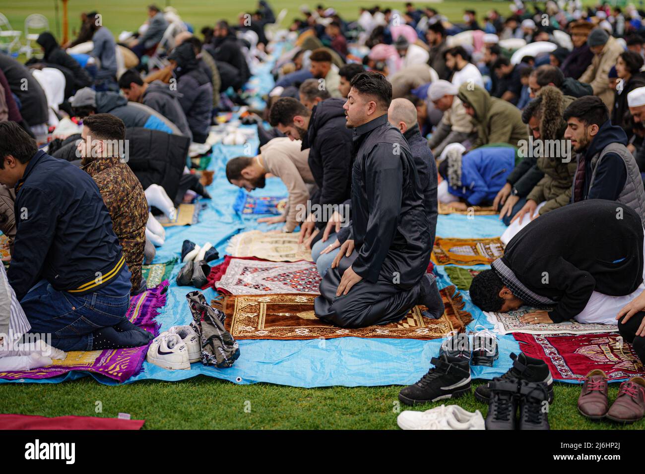 Während der Sunna nehmen Menschen am Eid-Gebet Teil, während sie im Freien im Big Eid Salah in Bristol beten: Eid al-Fitr 2022, als der heilige Monat Ramadan zu Ende geht und Muslime Eid al-Fitr feiern. Bilddatum: Montag, 2. Mai 2022. Stockfoto
