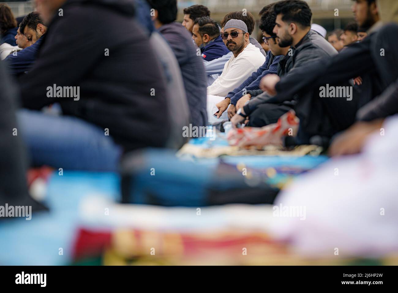 Während der Sunna versammeln sich die Menschen im Eid-Gebet, während sie im Freien im Big Eid Salah in Bristol beten: Eid al-Fitr 2022, als der heilige Monat Ramadan zu Ende geht und Muslime Eid al-Fitr feiern. Bilddatum: Montag, 2. Mai 2022. Stockfoto