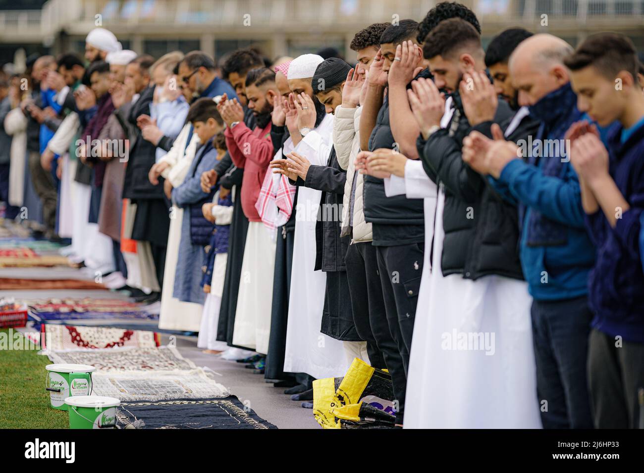 Während der Sunna nehmen Menschen am Eid-Gebet Teil, während sie im Freien im Big Eid Salah in Bristol beten: Eid al-Fitr 2022, als der heilige Monat Ramadan zu Ende geht und Muslime Eid al-Fitr feiern. Bilddatum: Montag, 2. Mai 2022. Stockfoto