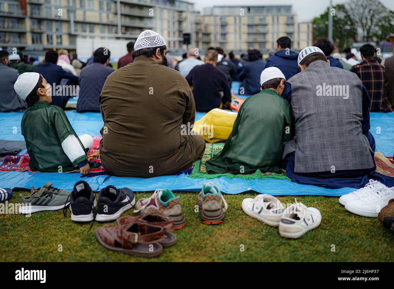 Während der Sunna versammeln sich die Menschen im Eid-Gebet, während sie im Freien im Big Eid Salah in Bristol beten: Eid al-Fitr 2022, als der heilige Monat Ramadan zu Ende geht und Muslime Eid al-Fitr feiern. Bilddatum: Montag, 2. Mai 2022. Stockfoto