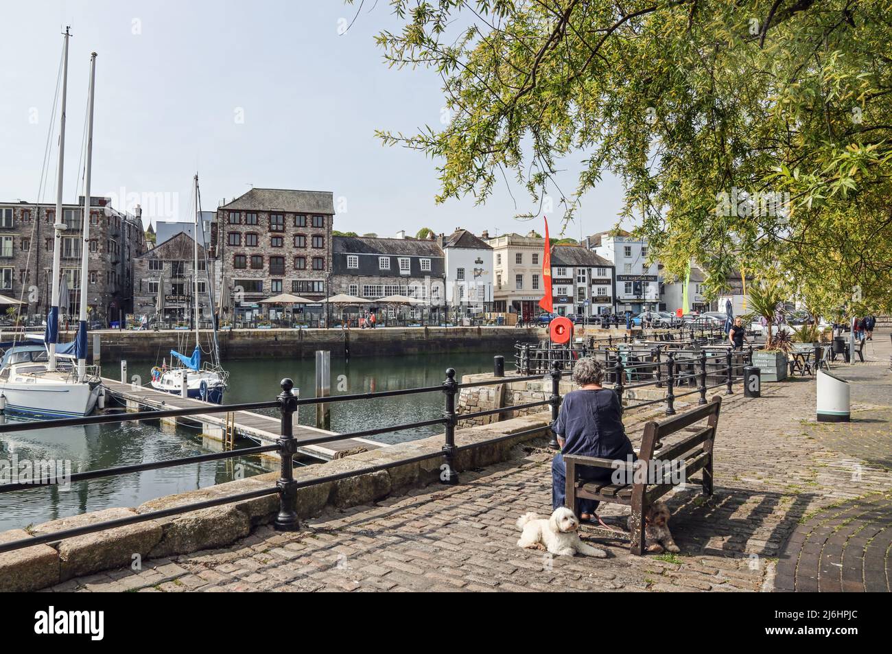 Bars am Wasser auf Plymouth's Barbican, Quay Road, von der anderen Seite des Sutton Harbour aus gesehen, Frühling 2022 Stockfoto