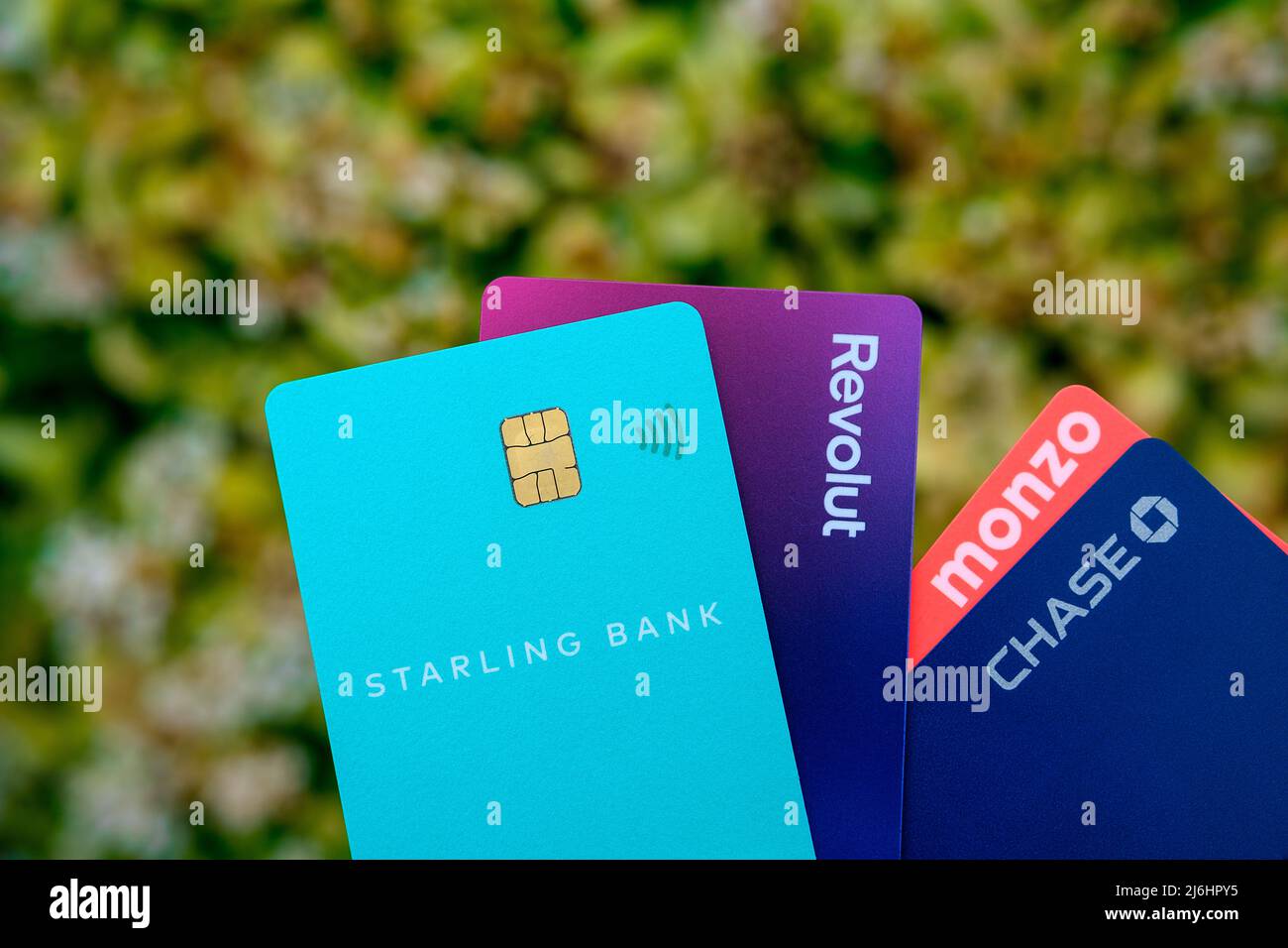 Starling Bank, Chase, Monzo und Revolut Debitkarten. Nur digitale (virtuelle) Banken. Konzept für den Wettbewerb im Fintech. Stafford, Großbritannien, Mai 2 Stockfoto