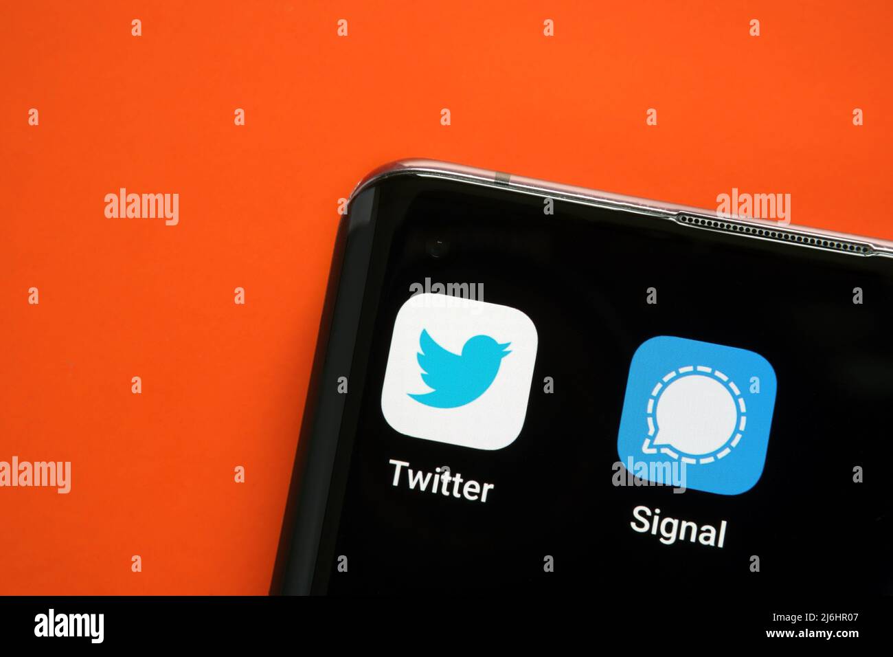 Die Smartphone-Ecke mit Twitter und Signal-Apps Makro-Foto. Twitter plant, die Verschlüsselung wie in Messaging-Signal-App zu verwenden. Stafford, Großbritannien Stockfoto
