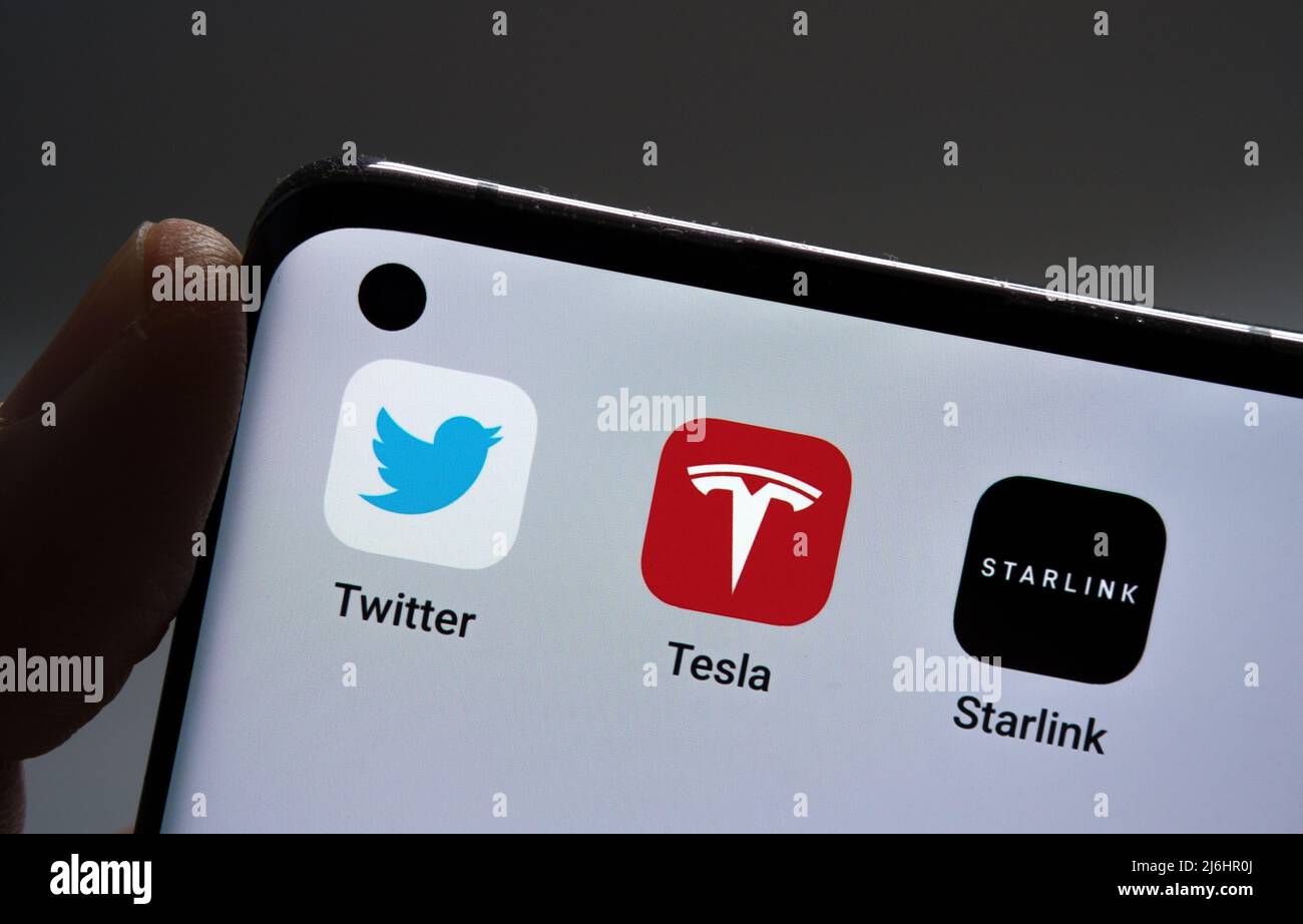 Das Smartphone mit den Apps Twitter, Tesla und Starlink. Konzept für den Besitzstand von Elon Musk. Stafford, Großbritannien, 2. Mai 2022 Stockfoto