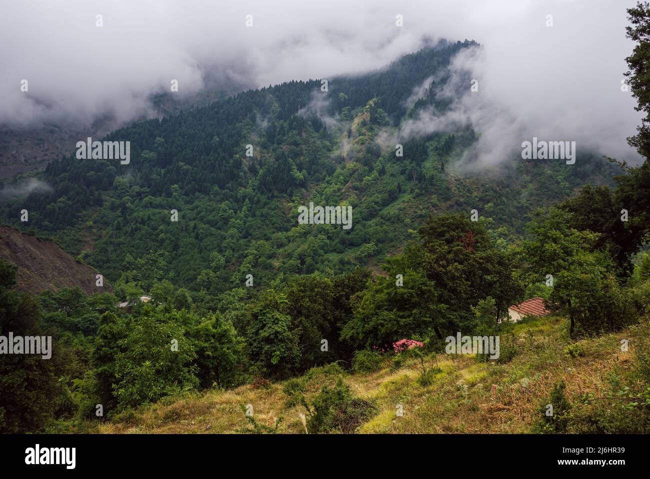 Blick auf den felsigen Berg mit Bergpass Stockfoto