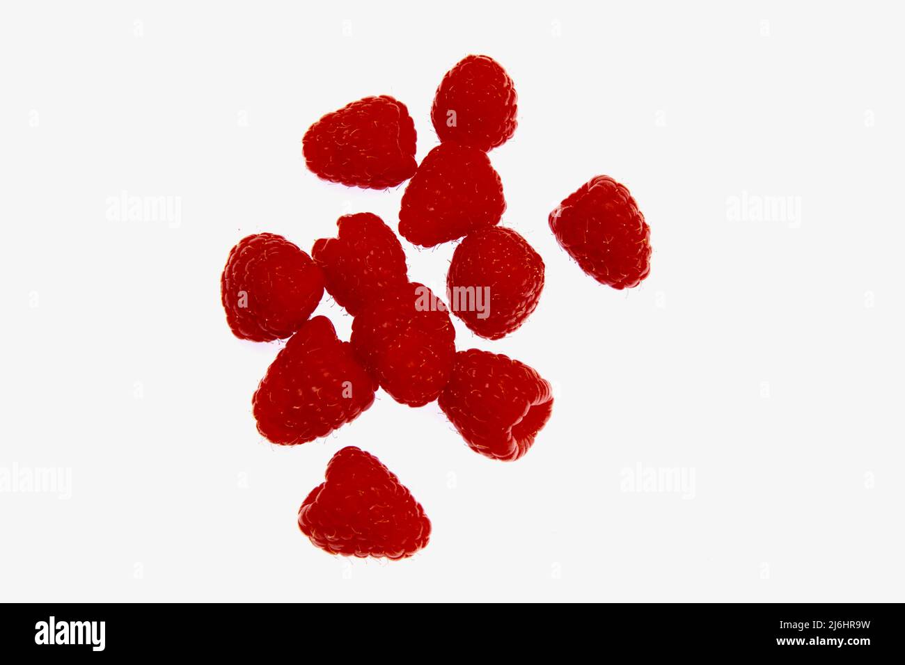 Himbeeren auf weißem Hintergrund Mai 2022 Stockfoto