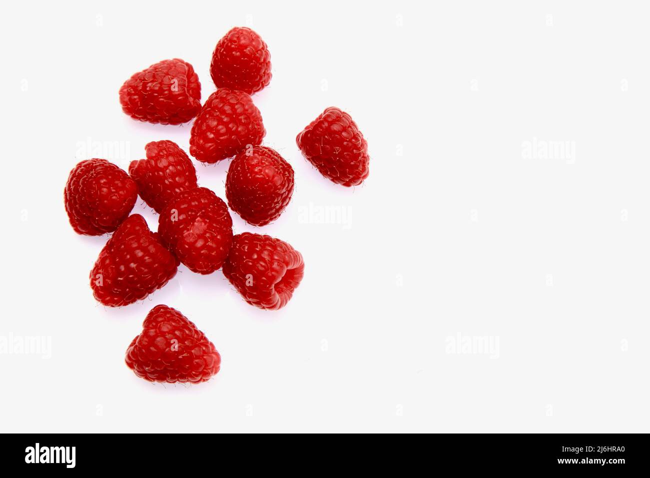 Himbeeren auf weißem Hintergrund Mai 2022 Stockfoto