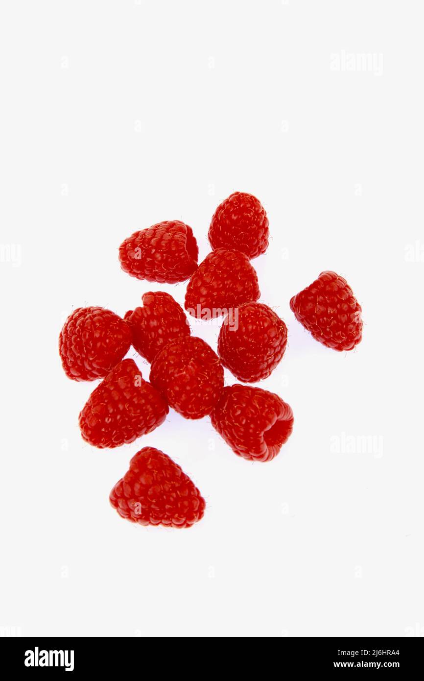 Himbeeren auf weißem Hintergrund Mai 2022 Stockfoto