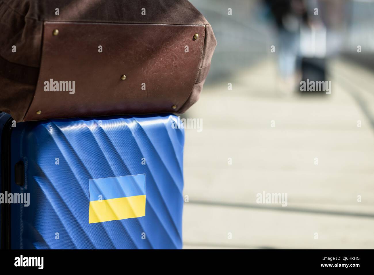 Koffer auf der Bahn. Stehe mit der Ukraine. Ukrainisches Volk, das aus dem Krieg ausscheide. Konzept der ukrainischen Flüchtlinge. Stockfoto