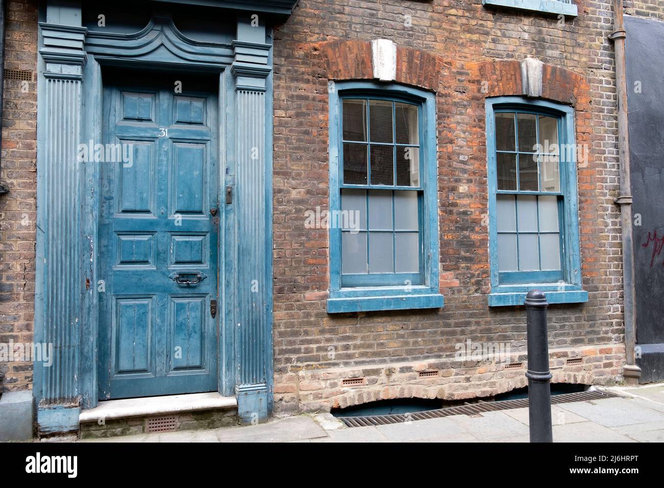 Türen Fenster Haus außen in Spitalfields East London England UK KATHY DEWITT Stockfoto