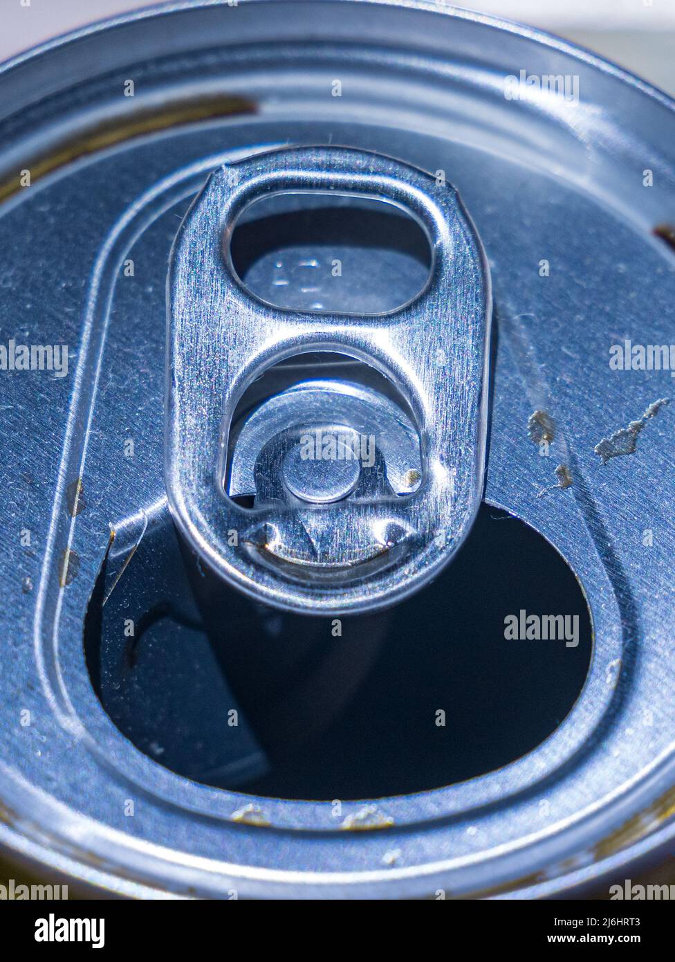 Nahaufnahme der geöffneten Getränkedose mit grüner Zuglasche Stockfoto