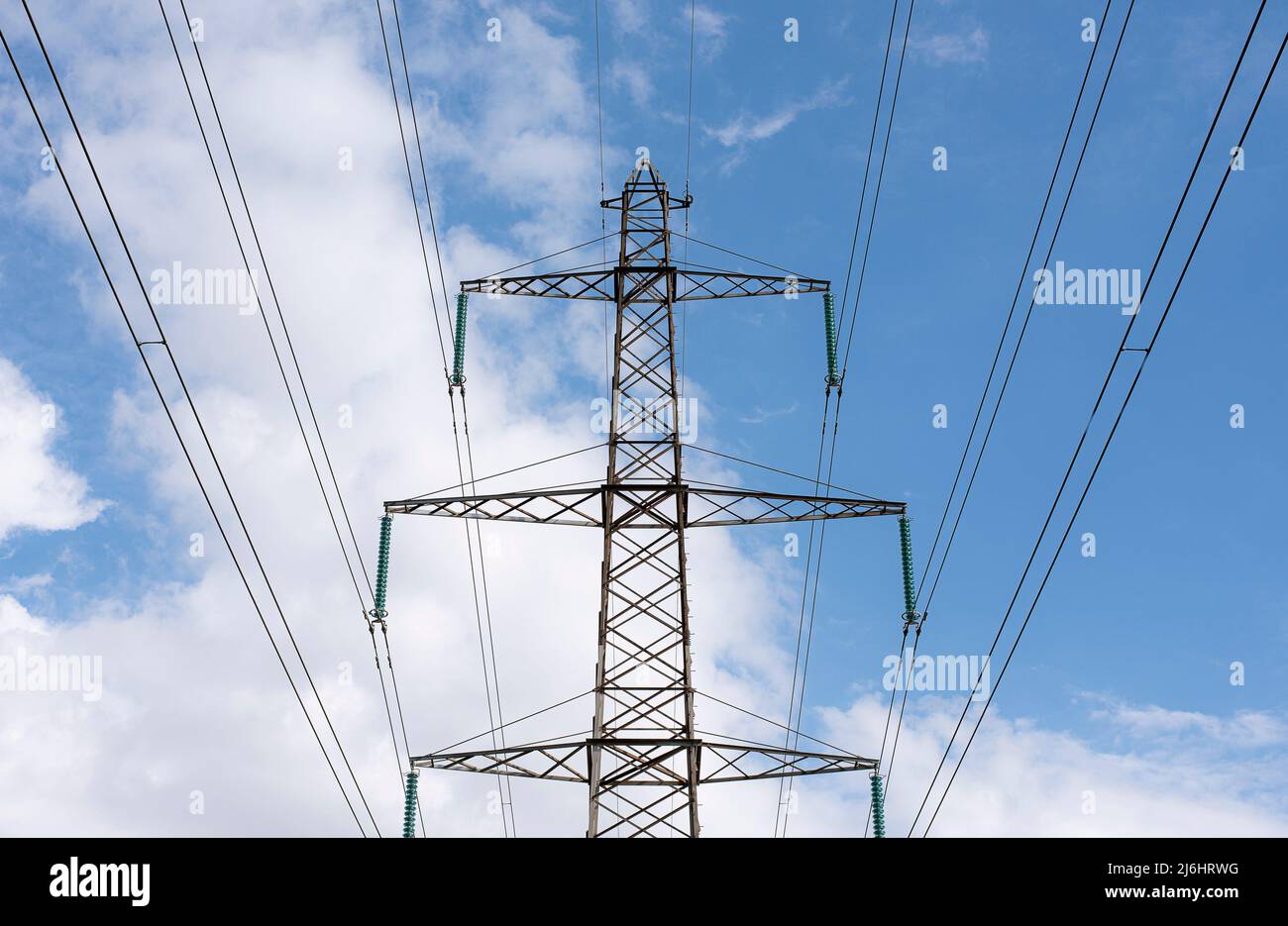 Hochspannungsmast und Drähte gegen den blauen Himmel, Dänemark, 1. Mai 2022 Stockfoto
