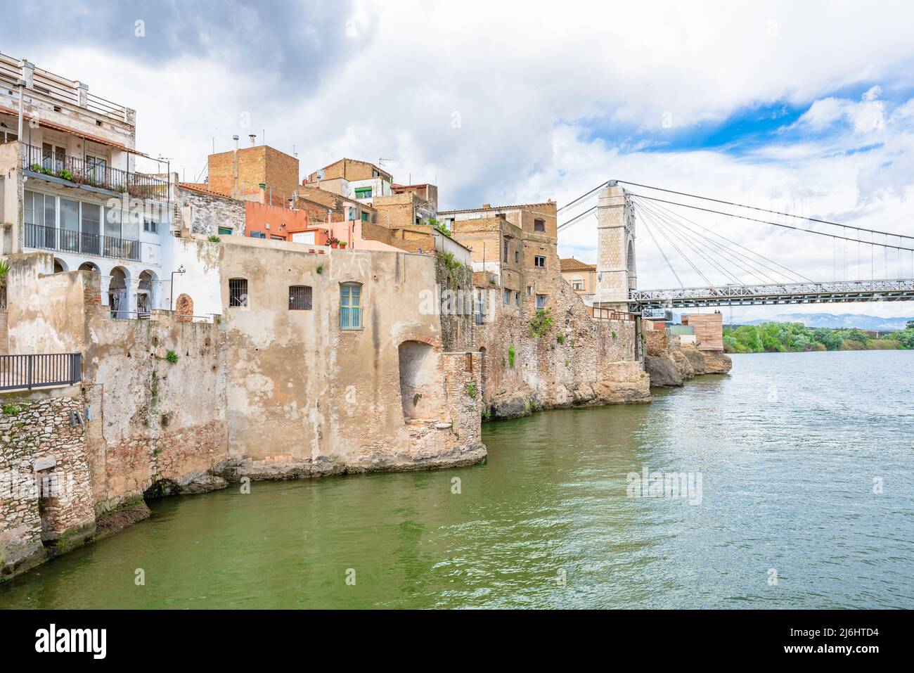 El Pont Penjant de Amposta im Ebro-Delta, Provinz Tarragona, Katalonien, Spanien, ist eine Hängebrücke, die 1920 eingeweiht wurde. Stockfoto