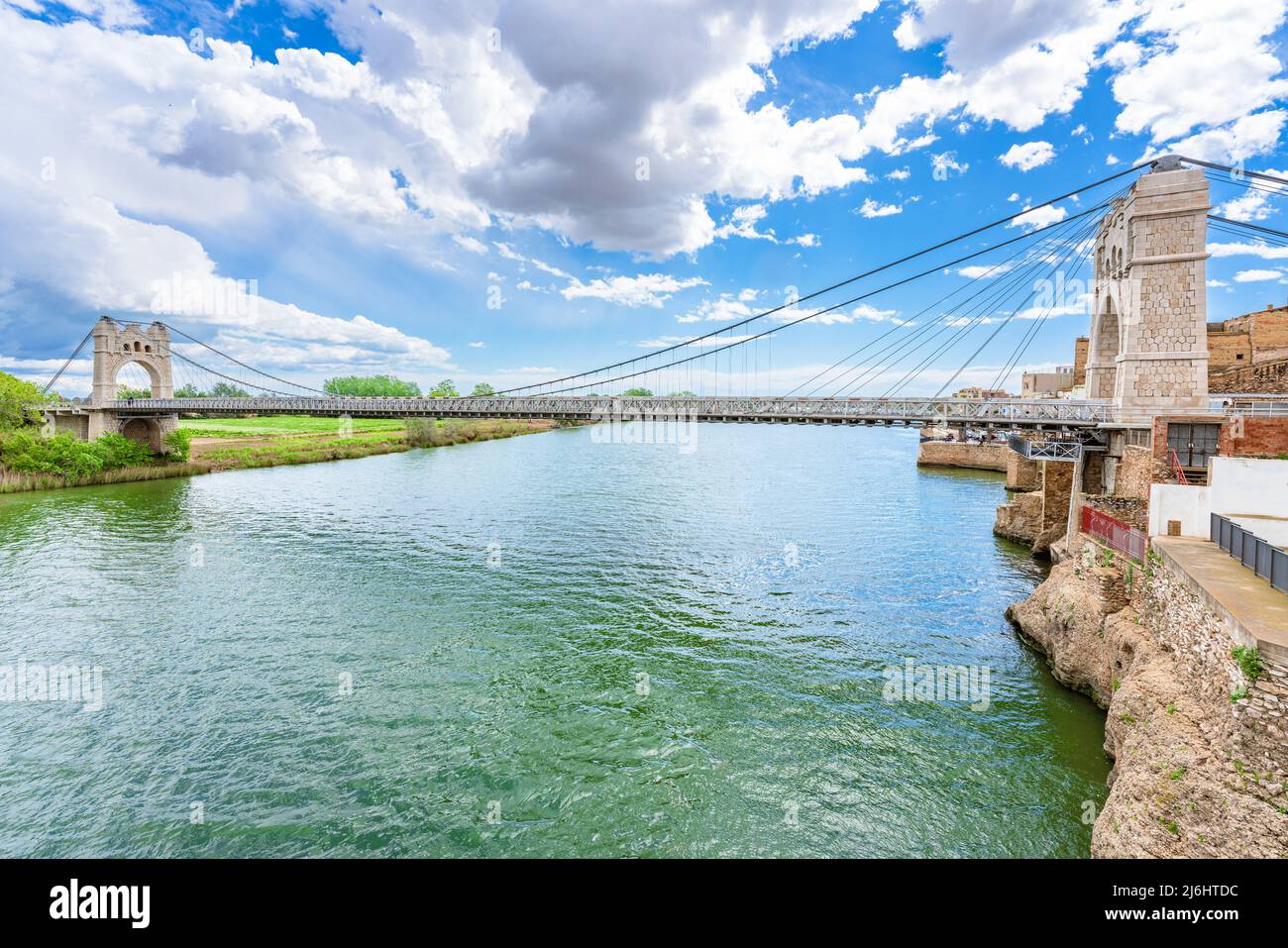 El Pont Penjant de Amposta im Ebro-Delta, Provinz Tarragona, Katalonien, Spanien, ist eine Hängebrücke, die 1920 eingeweiht wurde. Stockfoto