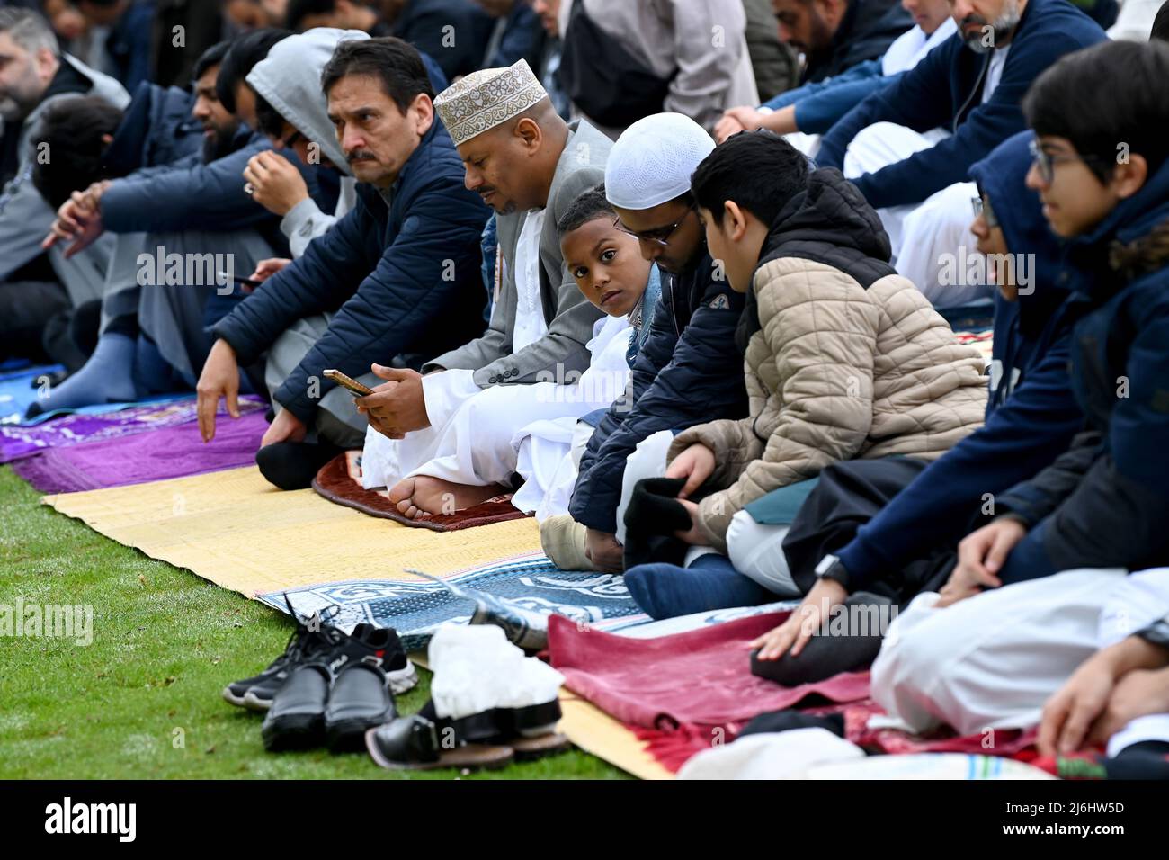 Edgbaston, Birmingham, Großbritannien, Mai 2. 2022. Muslime feiern Eid al-Fitr 2022 auf dem Edgbaston Cricket Ground. Die Gläubigen bereiten sich auf das Morgengebet vor, um das Ende des Ramadan zu markieren. Kredit: Sam Bagnall /Alamy Live Nachrichten Stockfoto