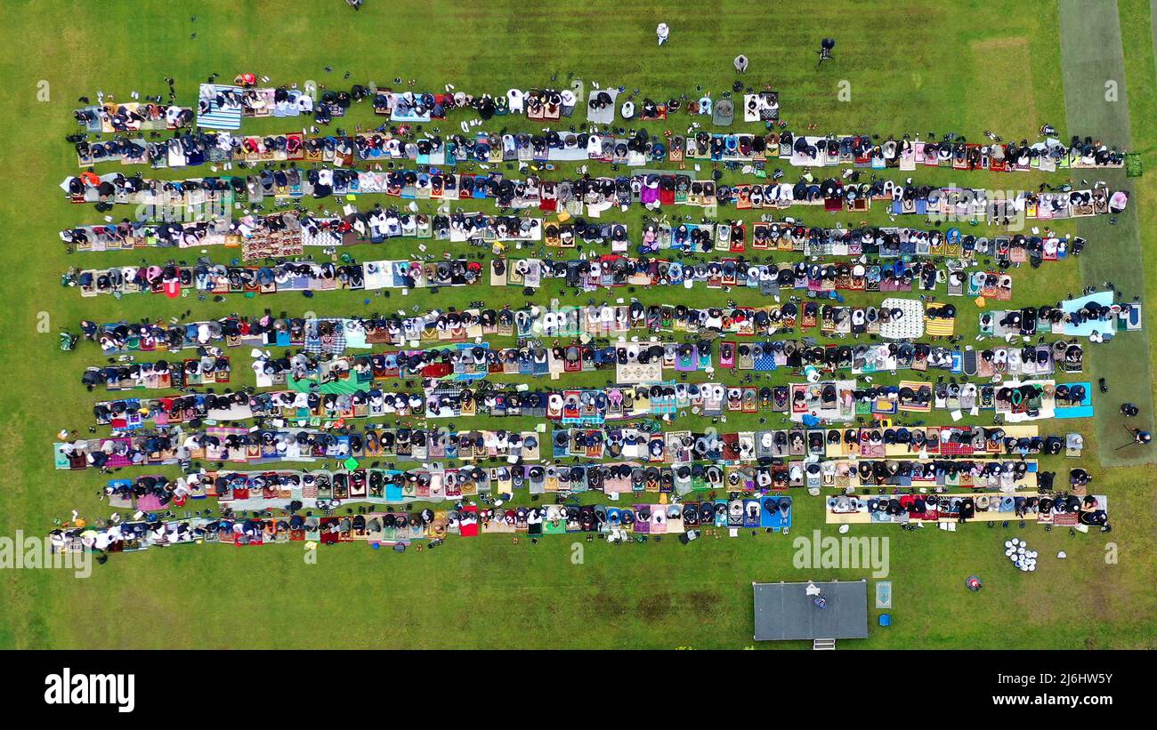 Edgbaston, Birmingham, Großbritannien, Mai 2. 2022. Muslime feiern Eid al-Fitr 2022 auf dem Edgbaston Cricket Ground. Luftaufnahme von Gläubigen, die morgens zum Ende des Ramadan beten. Kredit: Sam Bagnall /Alamy Live Nachrichten Stockfoto